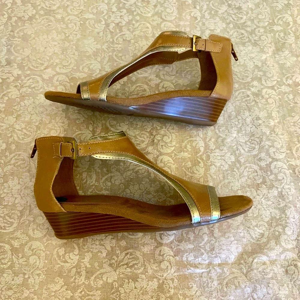 ✅🆕 Aerosoles  heel  test tan with gold trim sandel/ shoes